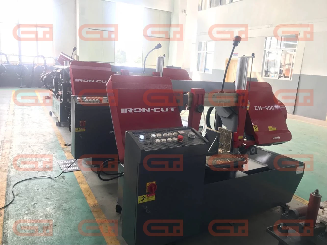 Колонный полуавтоматический ленточнопильный станок IRON-CUT CH-400